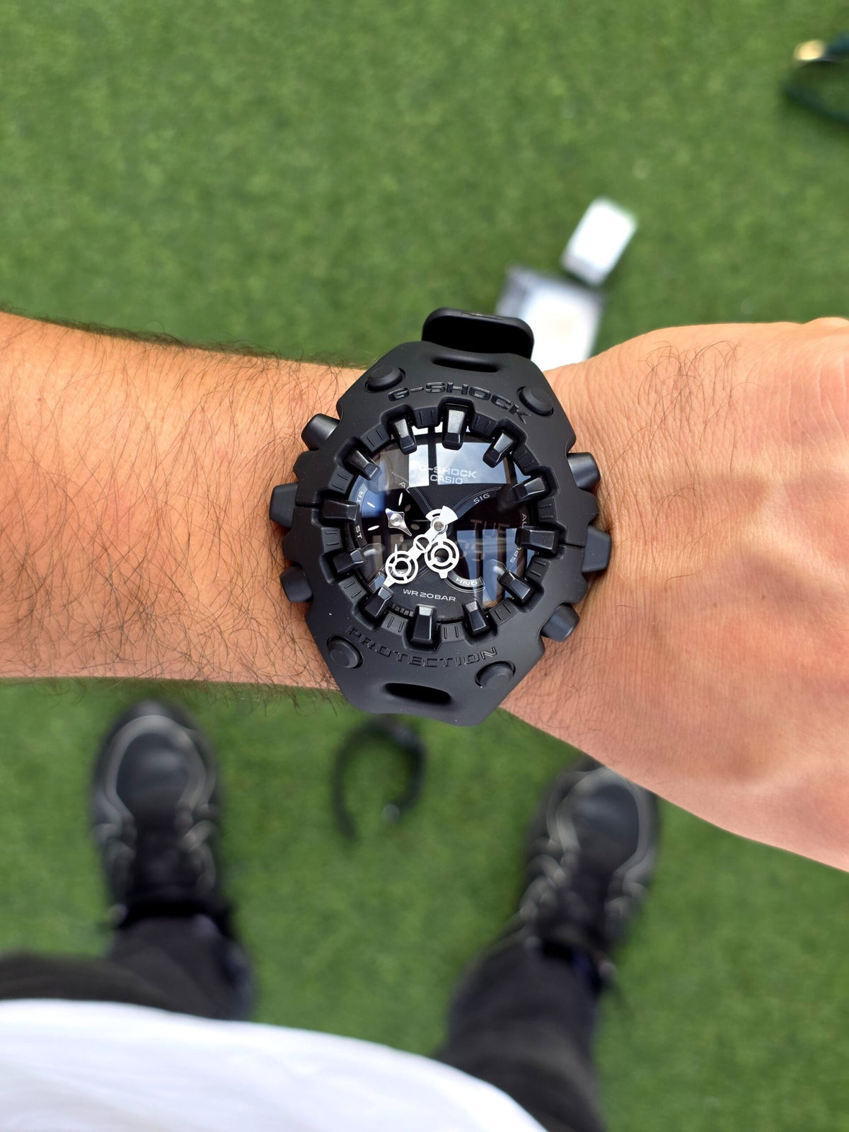 Reloj Casio G-Shock GA-V01-1A — Retro-Futurista Negro 200m