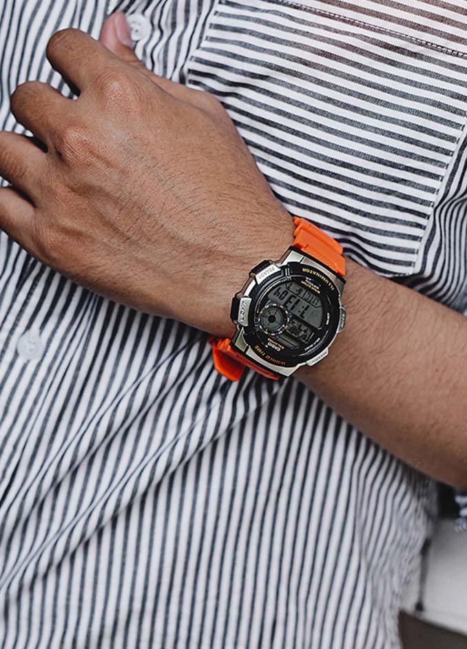 Reloj Casio AE-1000W-4B — Digital Multifunción Naranja Bicolor 200m