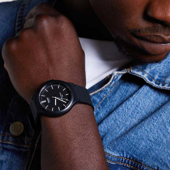 Reloj Casio MW-240-1EV — Digital Negro Casual