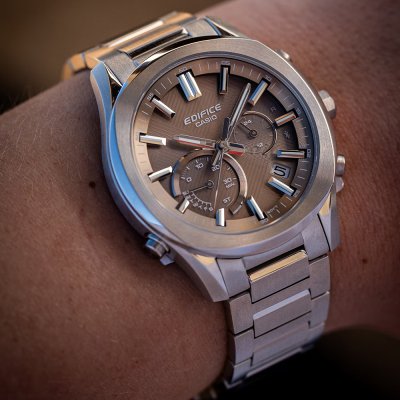 Reloj Casio Edifice EQB-1300D-5A — Bluetooth Solar Zafiro 39.5mm Marrón